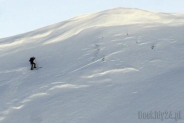 Niebezpieczny wariant przejścia pod nawisami śnieżnymi (Tatry)