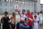 Chiny, na Placy Tiananmen z rowerzystami z Tajlandii