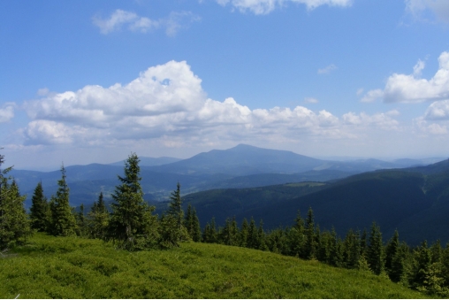 babia-gora-i-nieco-na-lewo-polica-widziane-z-pod-majcherkowej