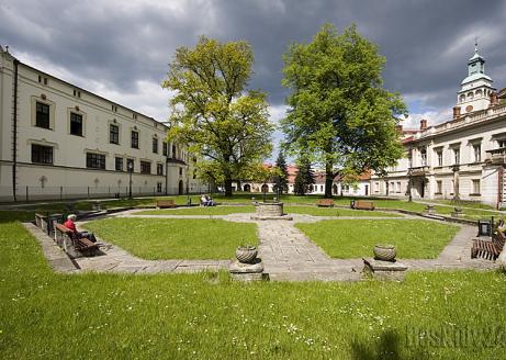 dziedziniec-starego-zamku-w-zywcu