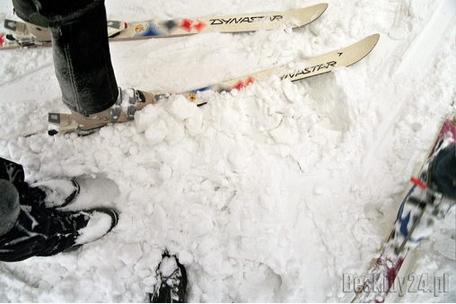 swiezy-snieg-najlepiej-ubijac-nartami