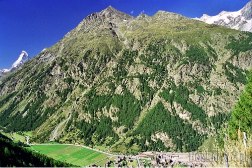 miejscowosc-täsch-tam-zostawiamy-samochod-na-parkingu-z-lewej-strony-w-dolinie-droga-prowadzaca-do-zermatt-i-powyzejwylania-sie-dostojny-matterhorn-