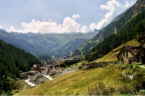 dzien-dlugi-a-slonko-wysoooko-idziemy-rozruszac-sie-z-täsch-do-zermatt