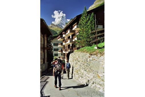 rankiem-mkniemy-przez-zermatt-w-strone-kolejki-na-klein-matterhorn-wiekszy-brat-patrzy-