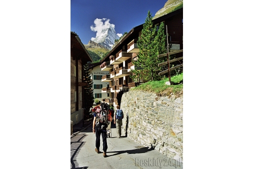 rankiem-mkniemy-przez-zermatt-w-strone-kolejki-na-klein-matterhorn-wiekszy-brat-patrzy-