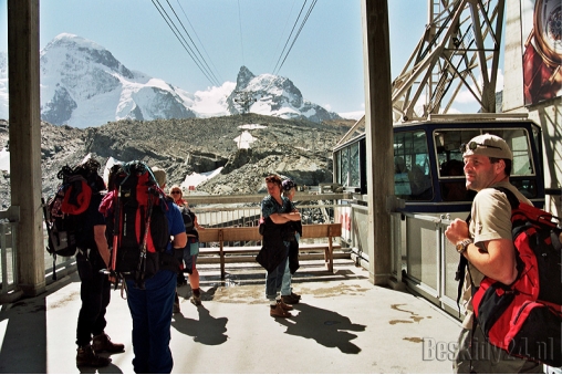 stacja-przesiadkowa-widoczna-juz-polnocna-sciana-breithorn-u-i-klein-matterhorn-u