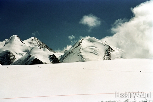 poczatek-drogi-po-wyjsciu-z-gornej-stacji-kolejki-ok-3883m-npm