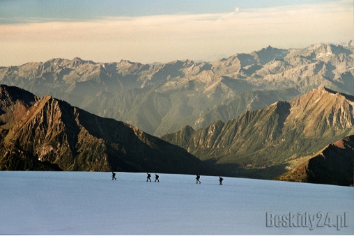 turysci-alpinisci-startujacy-od-wloskiej-strony