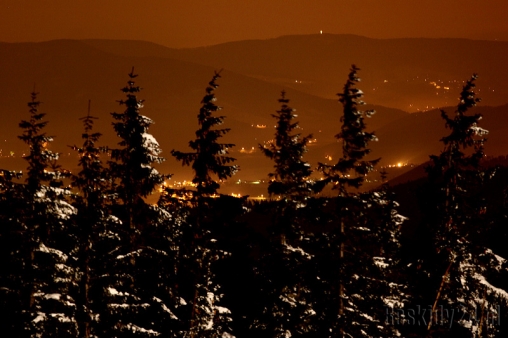 widok-na-beskid-maly-i-widoczny-w-tle-krzyz-na-chrobaczej-lace