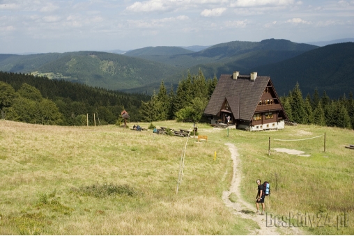 bacowka-pttk-na-rycerzowej-1120-m-beskid-zywiecki