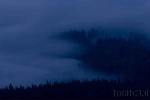 stoki-buczynki-skapane-we-mgle-beskid-zywiecki