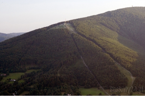czantoria-wielka-995-m-polana-stoklosica-i-szczyt-czantorii-w-gornym-prawym-rogu-z-wieza-widokowa-beskid-slaski