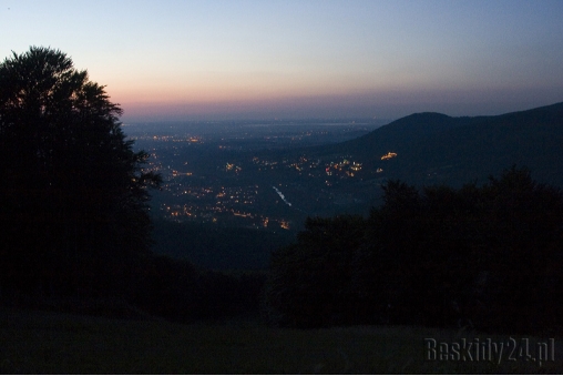 ustron-z-polany-stoklosicy-po-zmierzchu-beskid-slaski