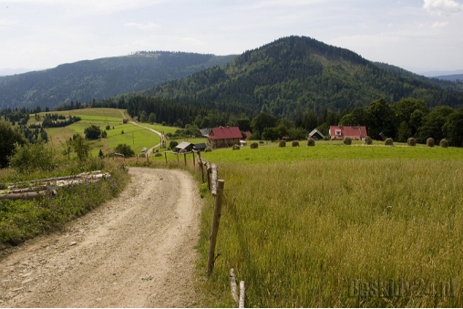 maly-stozek-osada-i-maly-stozek-848-m-gora-w-tle-beskid-slaski