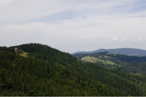 stozek-schronisko-pttk-na-stozku-i-maly-stozek-w-tle-beskid-slaski