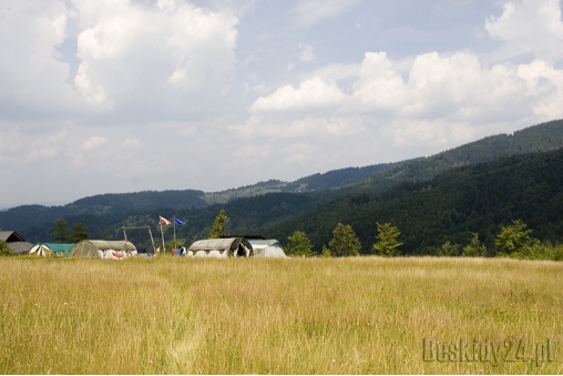 przelecz-gluchaczki-i-baza-namiotowa-w-tle-beskid-zywiecki