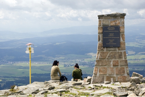 tablica-pamiatkowa-na-szczycie-babiej-gory-beskid-zywiecki