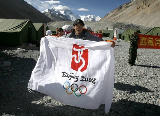 Ogień olimpijski na szczycie Mount Everest