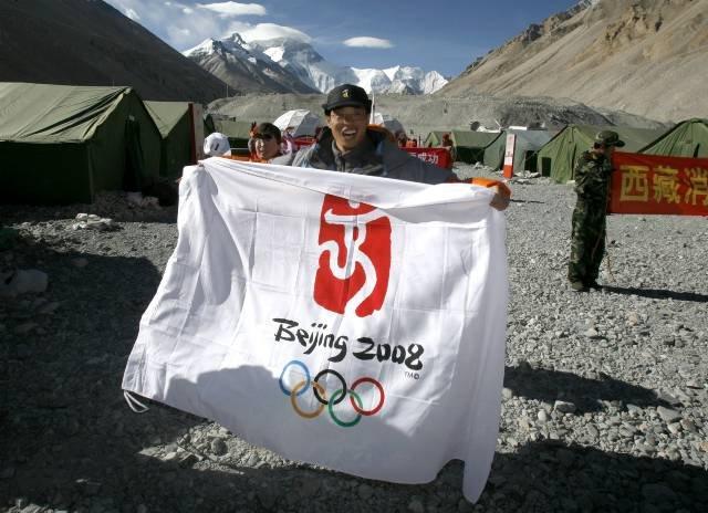 Ogień olimpijski na szczycie Mount Everest Ogień olimpijski na szczycie Mount Everest