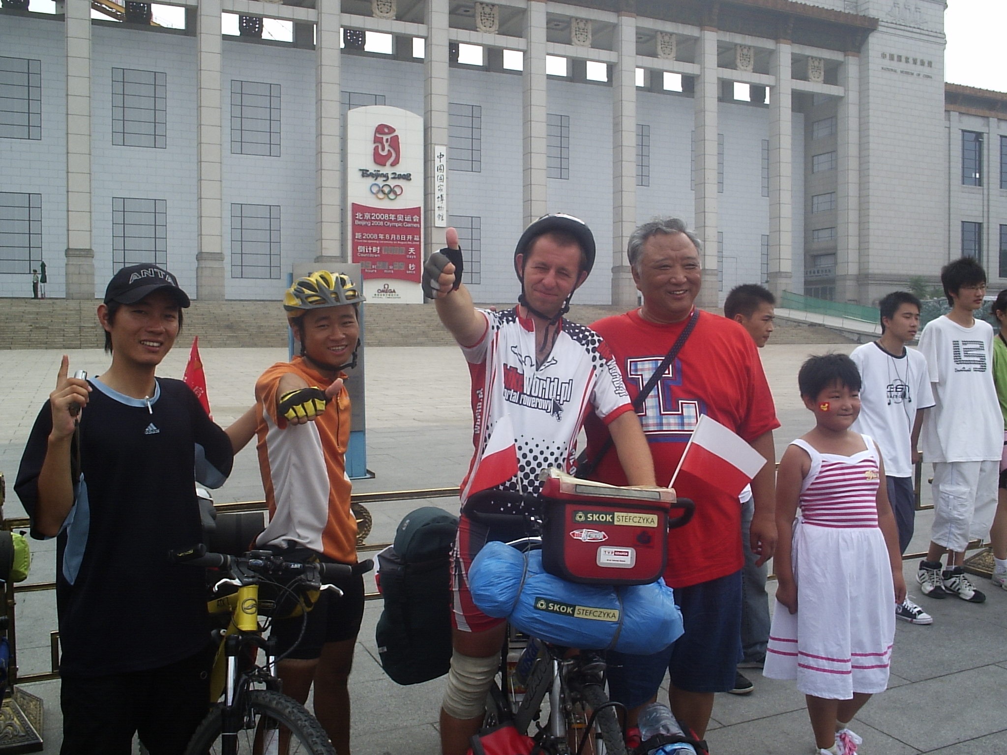 Chiny, na Placy Tiananmen z rowerzystami z Tajlandii Chiny, na Placy Tiananmen z rowerzystami z Tajlandii