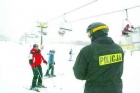 policja-z-alkomatem-jedzie-za-narciarzem