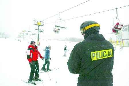 Policja z alkomatem jedzie za narciarzem