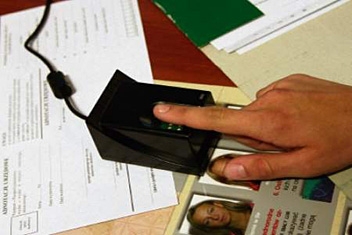 Pobieranie odcisków palców odbywa się elektronicznie. Pobieranie odcisków palców odbywa się elektronicznie.