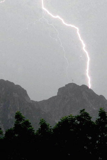Giewont jest jednym z najniebezpieczniejszych miejsc w Tatrach w czasie burzy Giewont jest jednym z najniebezpieczniejszych miejsc w Tatrach w czasie burzy