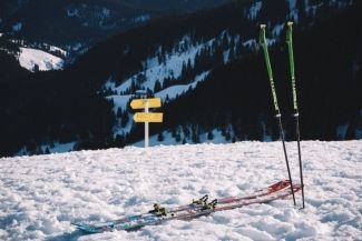 Sprzęt narciarski dla początkujących – od czego zacząć dobór?