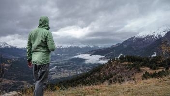 Kurtka przeciwdeszczowa w terenie Kurtka przeciwdeszczowa w terenie
