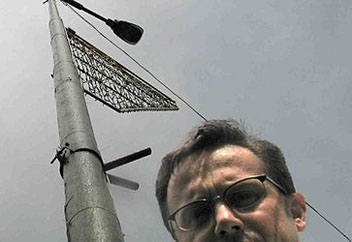 Wymiana żarówek na energooszczędne szybko się nam zwróci - mówi Marian Kurowski (© Fot. Łukasz Gardas) Wymiana żarówek na energooszczędne szybko się nam zwróci - mówi Marian Kurowski (© Fot. Łukasz Gardas)