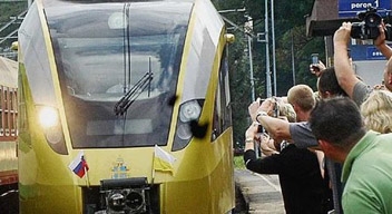 Pociąg wszędzie witany jest z entuzjazmem, ale nie przekłada się to na liczbę podróżnych (© fot. Jacek Drost) Pociąg wszędzie witany jest z entuzjazmem, ale nie przekłada się to na liczbę podróżnych (© fot. Jacek Drost)