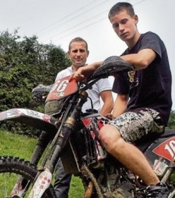 Paweł Szymkowski (z przodu) i Wojciech Szymkowski (w tle) wierzą, że powstanie tor (© Jacek Drost) Paweł Szymkowski (z przodu) i Wojciech Szymkowski (w tle) wierzą, że powstanie tor (© Jacek Drost)