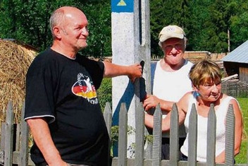 Mieszkańcy Złatnej żartują, że w ich wsi słupy sieci wysokiego napięcia to bardziej ozdoba niż urządzenia użytkowe (© Fot. Łukasz Gardas) Mieszkańcy Złatnej żartują, że w ich wsi słupy sieci wysokiego napięcia to bardziej ozdoba niż urządzenia użytkowe (© Fot. Łukasz Gardas)
