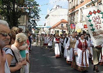 Występy folklorystyczne i barwne korowody TKB co roku przyciągają w Beskidy tysiące turystów (© Fot. ARC) Występy folklorystyczne i barwne korowody TKB co roku przyciągają w Beskidy tysiące turystów (© Fot. ARC)