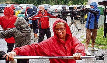 Zanim w sobotę miłośnicy nordic walkingu wyruszyli w trasę, musieli dobrze się rozgrzać, bo akurat mocno padało (© fot. Łukasz Klimaniec) Zanim w sobotę miłośnicy nordic walkingu wyruszyli w trasę, musieli dobrze się rozgrzać, bo akurat mocno padało (© fot. Łukasz Klimaniec)