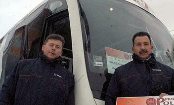Kierowcy PPKS Robert Moszczyński (z lewej) i Szczepan Moszczyński zawitali z pierwszym kursem ze stolicy w Beskidy  (© Fot. Łukasz Klimaniec) 