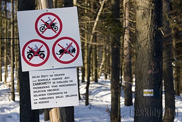 Tablica informujaca o zamknieciu szlaku przy przełęczy Szarcula Tablica informujaca o zamknieciu szlaku przy przełęczy Szarcula