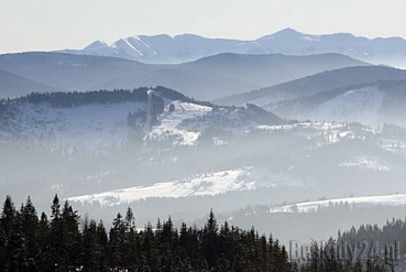 Wyciag na Rachowiec i Skalanke w tle, Zwardoń. Fot.: Arch. Beskidy24.pl Wyciag na Rachowiec i Skalanke w tle, Zwardoń. Fot.: Arch. Beskidy24.pl