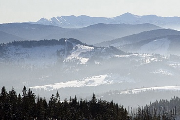 Wyciag na Rachowiec i Skalanke w tle, Zwardoń.  Fot.: Arch. Beskidy24.pl