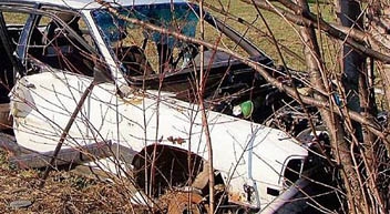 Porzucone audi 100 w bielskiej Dolinie Gościnnej, objętej ochroną przyrodniczą. (© fot. Marian Młynarski)