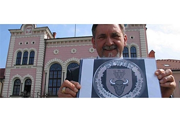 Burmistrz Antoni Szlagor prezentuje projekt żywieckiej waluty (© Fot. Łukasz Gardas) Burmistrz Antoni Szlagor prezentuje projekt żywieckiej waluty (© Fot. Łukasz Gardas)